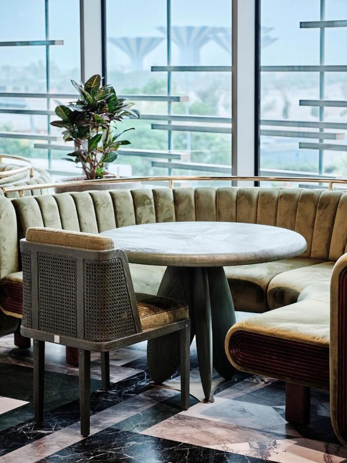 ホテル Grand Hyatt Kuwait クウェート エクステリア 写真 A table and chair