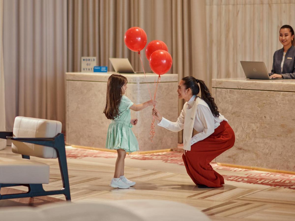 ホテル Grand Hyatt Kuwait クウェート エクステリア 写真 A guest service agent at the front desk of a hotel