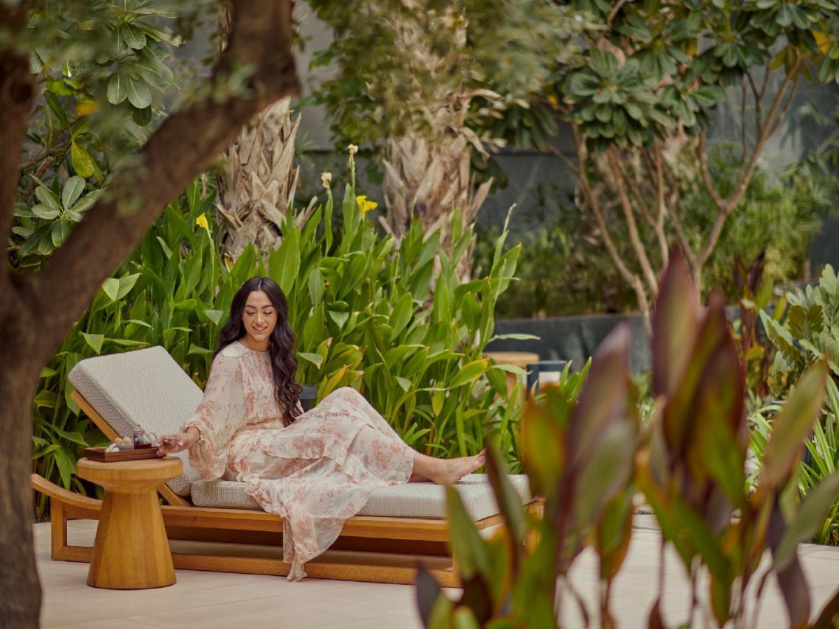 ホテル Grand Hyatt Kuwait クウェート エクステリア 写真 A guest at the pool