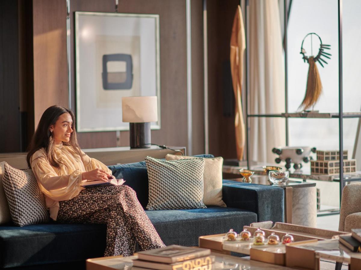 ホテル Grand Hyatt Kuwait クウェート エクステリア 写真 A woman sitting on a sofa